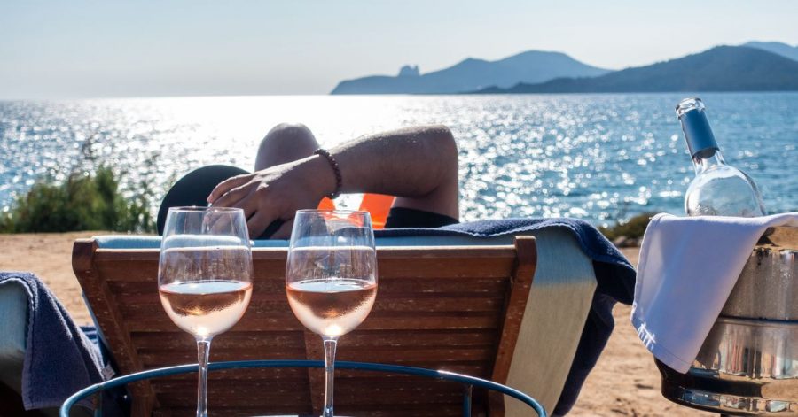 Chillen am Strand Es Codolar: Das Lifestyle-Urlaubsziel Ibiza wartet auf Gäste.