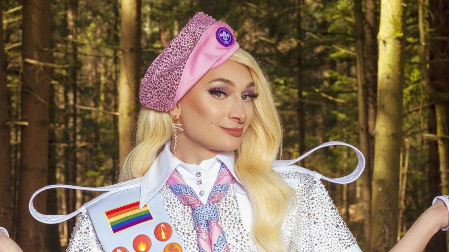 Dragqueen Candy Crash ist Camp-Leiterin in der neuen Joyn-Show "#offline im Wald". (amw/spot)