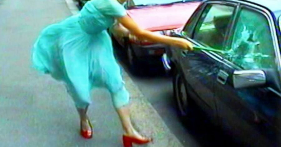 Die Videoinstallation «Ever is Over All» (1997) von Pipilotti Rist.