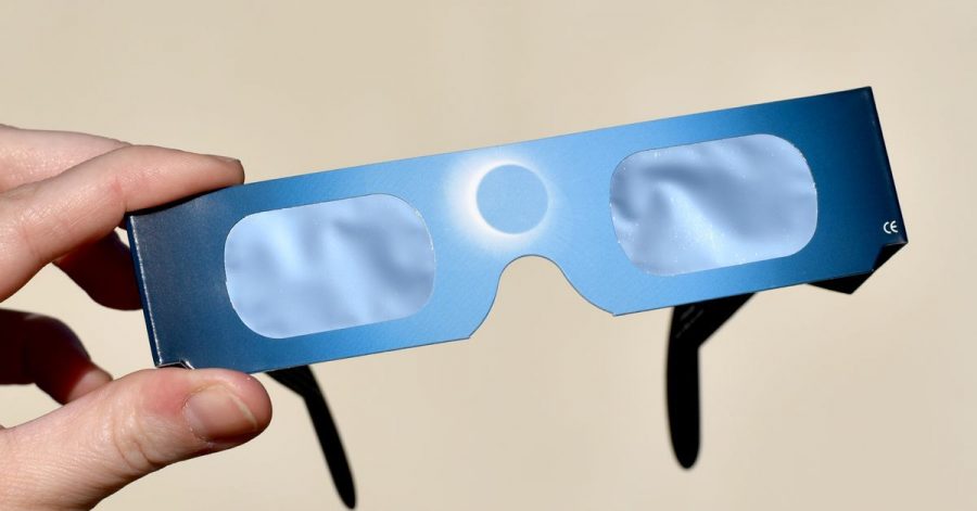 Sonnenfinsternis-Brillen haben spezielle Filterfolien, die die Augen schützen.