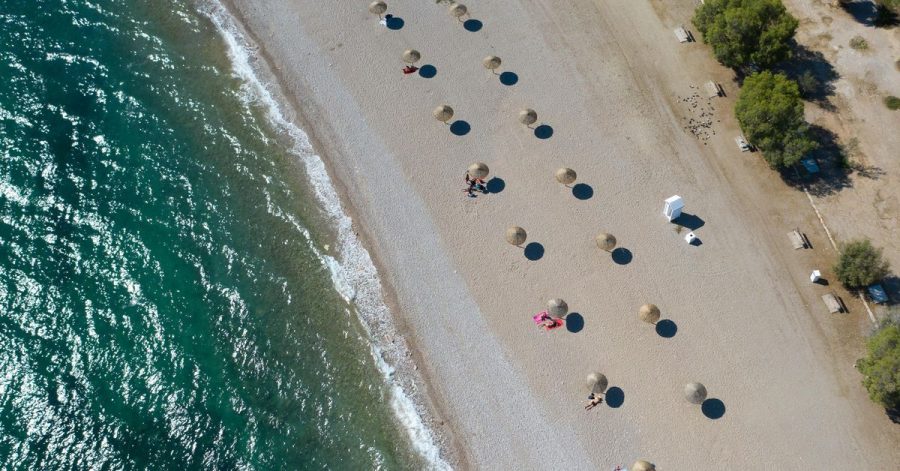 An einem Strand südlich von Athen stehen Sonnenschirme für Strandbesucher bereit. (Symbolbild)