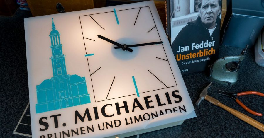 Eine Küchenuhr aus dem Nachlass des 2019 gestorbenen Hamburger Schauspielers Jan Fedder.