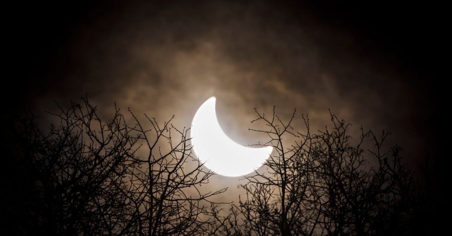 Der Mond hat sich vor die Sonne geschoben. Erstmals seit sechs Jahren ist am 10. Juni über Deutschland wieder eine partielle Sonnenfinsternis zu sehen.