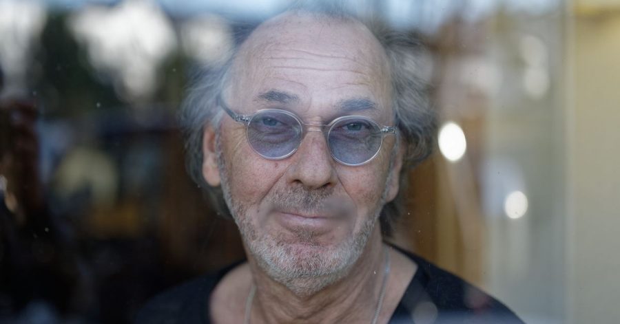 Hugo Egon Balder, Fernsehmoderator, Fernsehproduzent, Musiker, Schauspieler und Kabarettist, sitzt bei einem dpa-Gespräch in einem Restaurant.