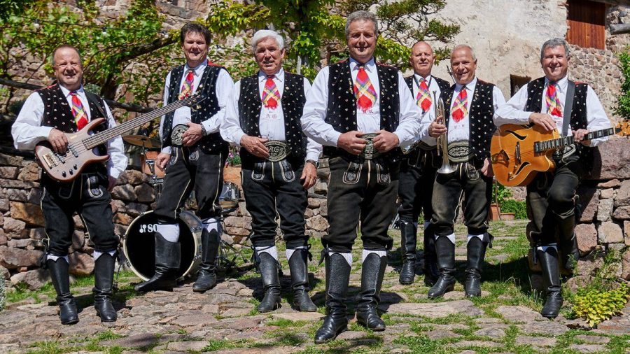 Die Kastelruther Spatzen mit Frontmann Norbert Rier (4.v.l.) veröffentlichen am 25. Juni ihr neues Album "HeimatLiebe". (tae/spot)