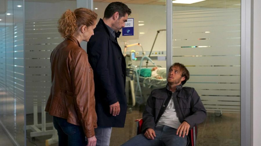 "Der Bozen-Krimi: Blutrache": Matteo Zanchetti (Tobias Oertel) und "Frau Commissario" Sonja (Chiara Schoras) sprechen mit ihrem Kollegen Jonas Kerschbaumer (Gabriel Raab, r.) (cg/spot)