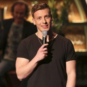 Felix Lobrecht bei einer TV-Aufzeichnung