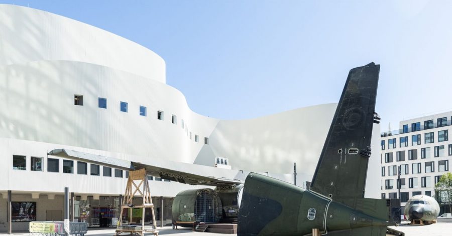 Teile einer Transall vor dem Düsseldorfer Schauspielhaus. Die Installation der Künstlergruppe Raumlabor dient als Kulisse für die Freiluftveranstaltungen.