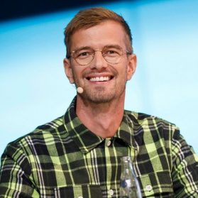 Joko Winterscheidt auf der Debate Stage beim SevenVentures Pitch Day