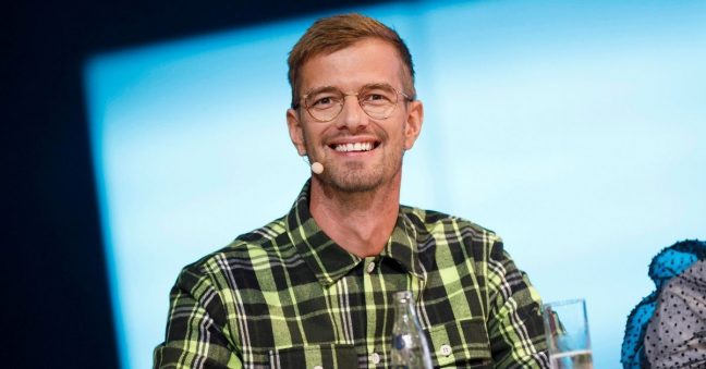 Joko Winterscheidt auf der Debate Stage beim SevenVentures Pitch Day