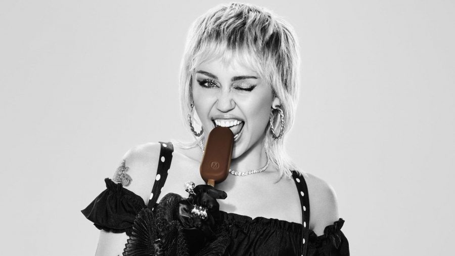 Miley Cyrus und Jannik Schümann werben für Magnum-Eis