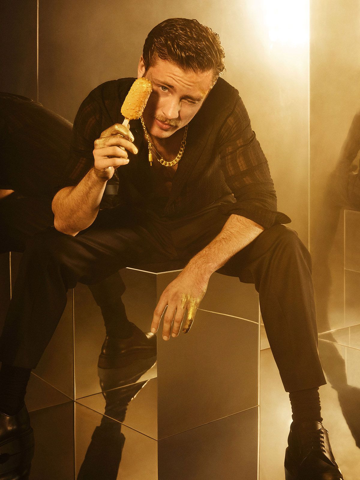 Jannik Schümann als heißer eisiger Verführer in Gold