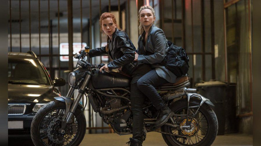 Scarlett Johansson (l.) trifft als Natasha Romanoff Florence Pugh alias Yelena Belova wieder. (wag/spot)