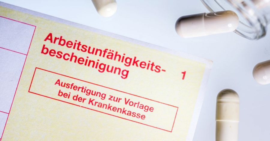 Arbeitsunfähigkeitsbescheinigung oder der «gelbe Schein» ist essenziell, wenn es um die Beantragung von Krankengeld geht.