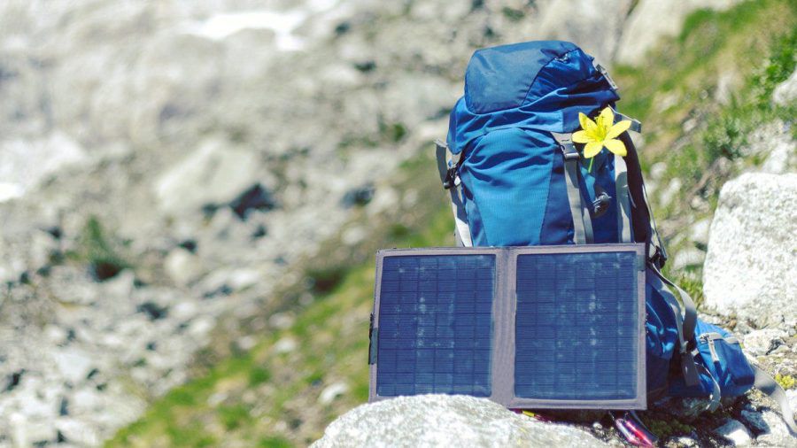 Fernab von der Steckdosen-Zivilisation sind tragbare Solarpanels praktisch. (elm/spot)