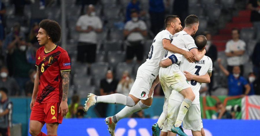 Während Italiens Spieler in München den Halbfinal-Einzug feiern, schaut Belgiens Axel Witsel (l) enttäuscht drein.