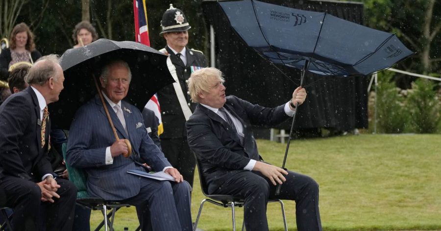 Prinz Charles (2.v.r) und Premierminister Boris Johnson (r) bei der Enthüllung des britischen Polizeidenkmals an der Gedenkstätte National Memorial Arboretum.