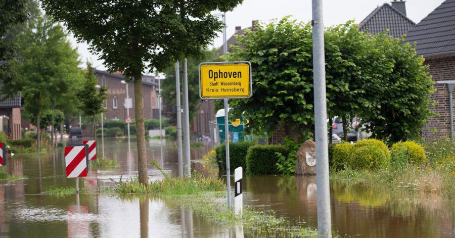 Straßen in Ophoven, einem Stadtteil von Wassenberg (Kreis Heinsberg), sind überflutet. Die niederländischen Behörden haben die Bitte des Bürgermeisters des nordrhein-westfälischen Orts zum Öffnen der Schleusen der Rur in Roermond abgewiesen.