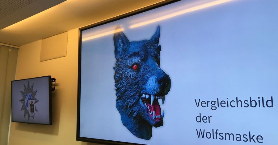 Ein Mann mit einer Wolfsmaske zerrte ein Mädchen in ein Gebüsch und vergewaltigte das Kind.