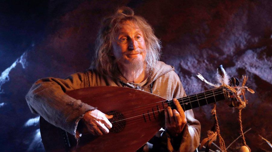 Otto Waalkes als Zeitreisender Catweazle - auch er musiziert offenbar gern. (spot)