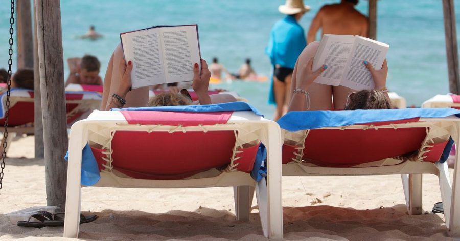 Endlich Ferien. Jetzt fehlt nur noch der richtige Sommerroman.