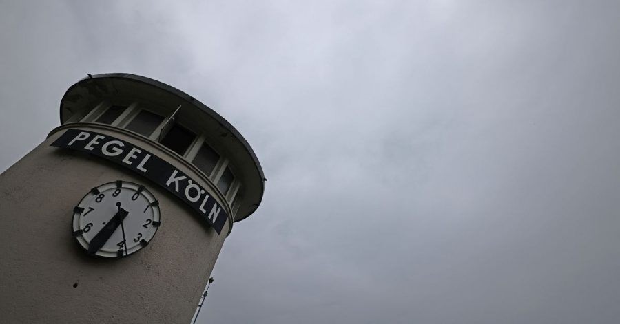 Wolken ziehen über die Pegeluhr hinweg. In Nordrhein-Westfalen drohen in den nächsten Tagen Gewitter und Schauer.