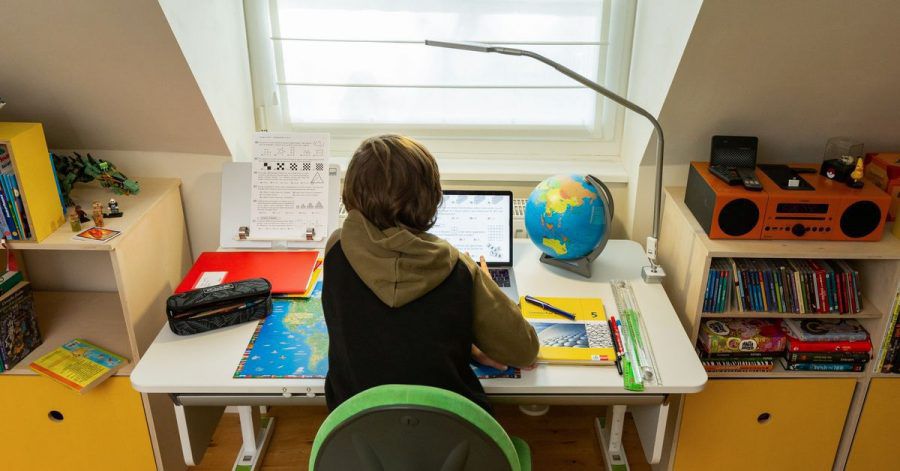 Auch ein aufgeräumter Arbeitsplatz mit guter Lichtquelle ist eine Voraussetzung für richtiges Lernen. Denn wer seine Arbeitsmaterialien nicht mittendrin zusammensuchen muss, kann ohne Unterbrechung konzentriert lernen.