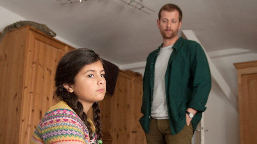 "Käthe und ich: Das Findelkind": Paul (Christoph Schechinger) kümmert sich um Jules Tochter Greta (Lou Piedayesh). (cg/spot)