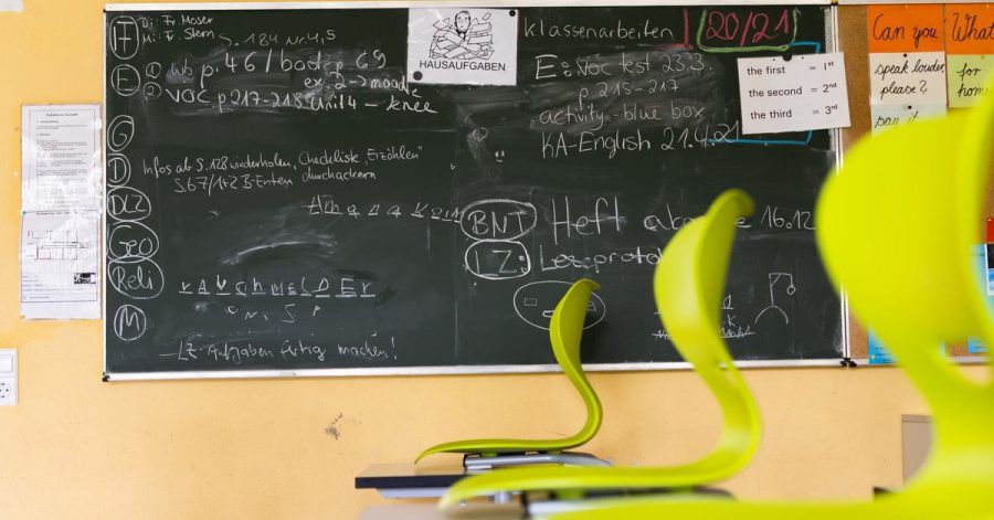 Forscher haben herausgefunden, dass bei Wechselunterricht die zufällige Verteilung einer Klasse auf zwei Gruppen wenig effektiv im Kampf gegen das Virus ist.