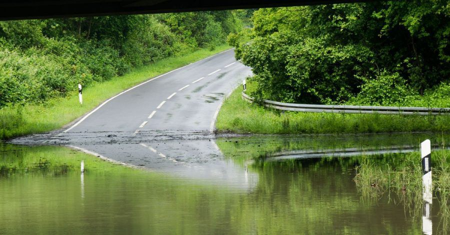 Sie fahren ein Amphibienfahrzeug? Dann könnten Sie überlegen, hier nicht umzukehren. Pkw-Fahrer aber meiden überflutete Straßen und Unterführungen besser.