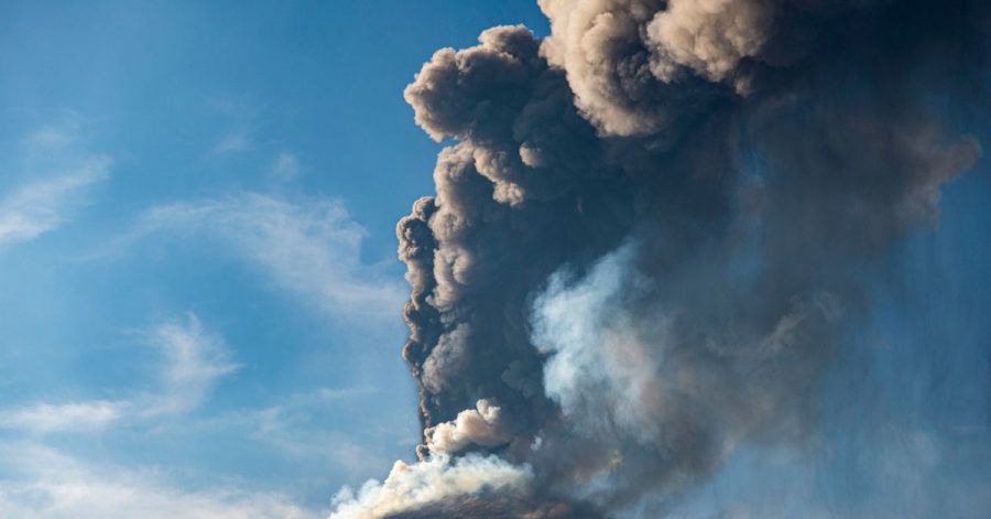 Eine Aschewolke ist während eines Ausbruchs des Ätna, dem größtem aktiven Vulkan in Europa, zu sehen.