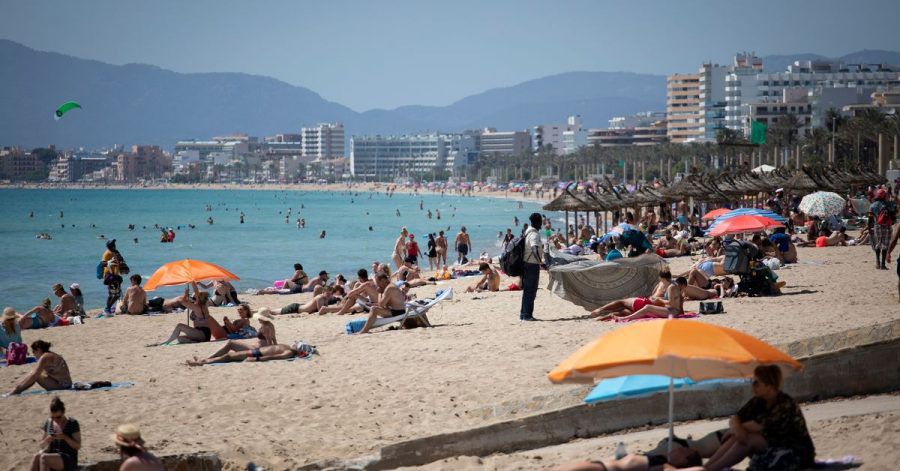 Touristen genießen die Sonne auf Mallorca.