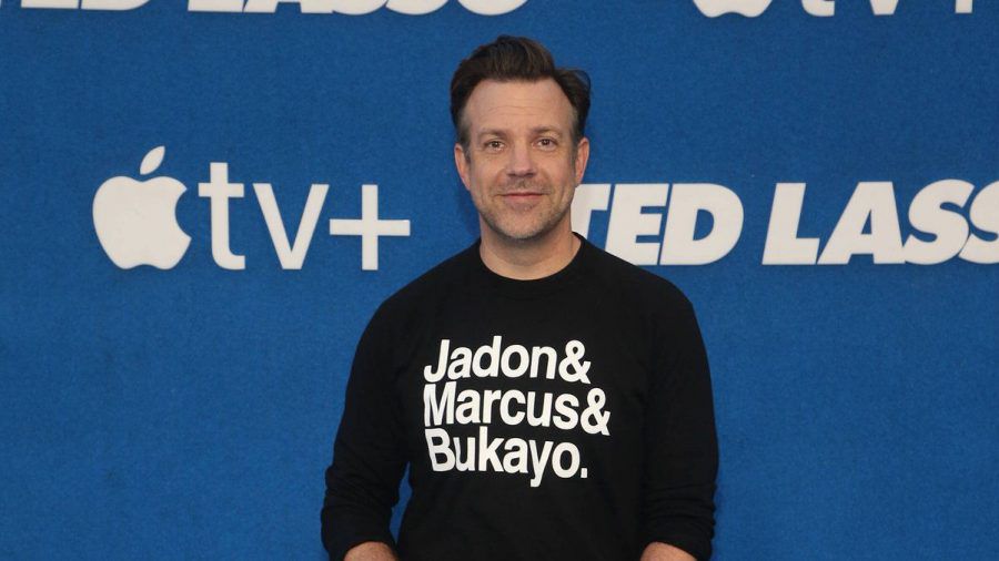 Mit der Aufschrift "Jadon & Marcus & Bukayo" auf seinem Shirt steht Jason Sudeikis drei englischen Nationalspielern zur Seite. (tae/spot)