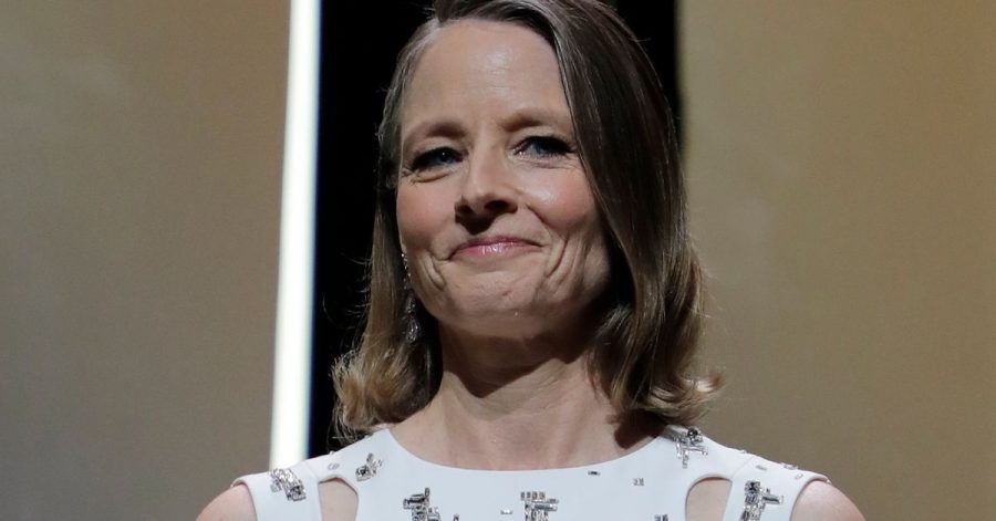Jodie Foster posiert mit ihrer Ehrenpalme d'Or bei der Eröffnungsfeier der 74. Internationalen Filmfestspiele in Cannes.