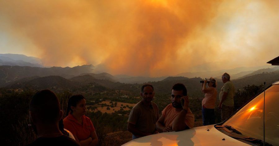 Anwohner beobachten ein Feuer in der Bergregion von Larnaca auf Zypern.