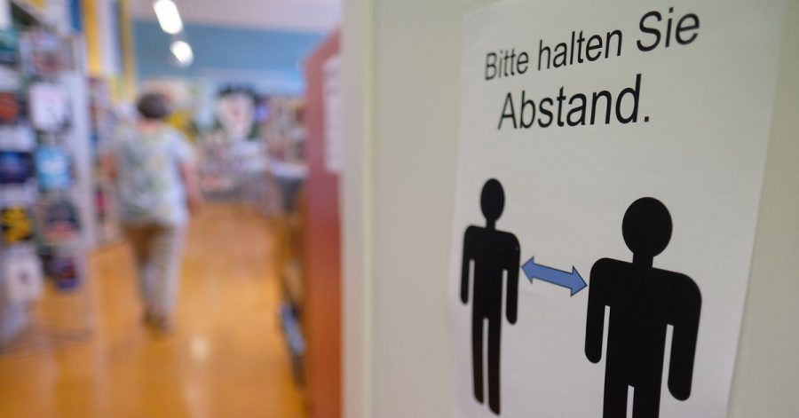 Ein Schild mit dem Hinweis zu Abstandsregeln in einer Stadtbibliothek.