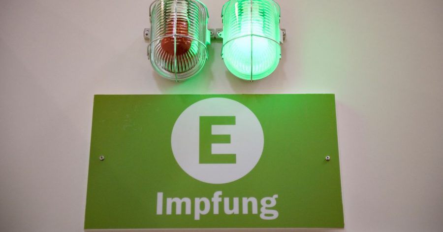 Eine grüne Lampe leuchtet am Eingang eines Impfzentrums. Experten gehen davon aus, dass eine Herdenimmunität gegen das Coronavirus ohne die Impfung von Kindern und Jugendlichen nicht erreichbar ist.