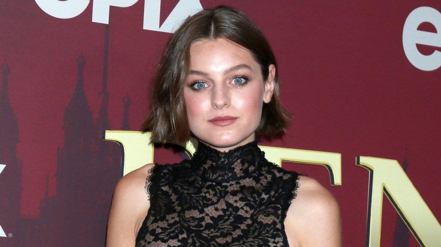 "The Crown"-Star Emma Corrin identifiziert sich als non-binär. (jom/spot)