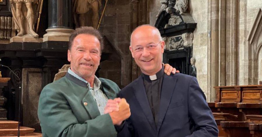 Arnold Schwarzenegger (l) und Dompfarrer Toni Faber im Stephansdom.