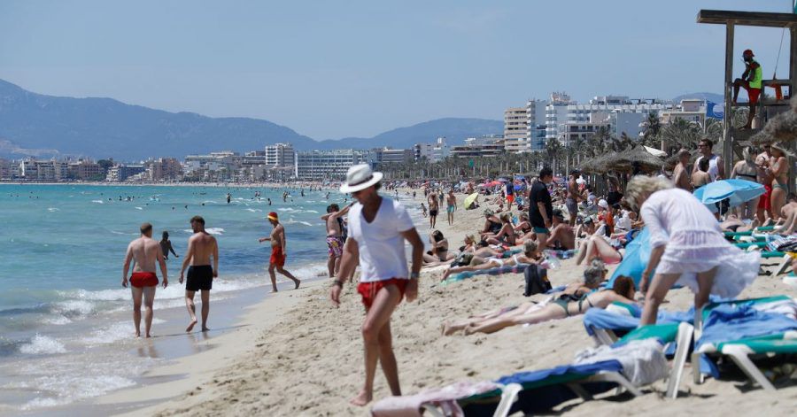 Touristen am Strand von Arenal in Palma de Mallorca auf.