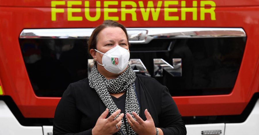 Die nordrhein-westfälische Umweltministerin Ursula Heinen-Esser bedankt sich bei der Werksfeuerwehr für ihren Einsatz bei der Explosionskatastrophe .