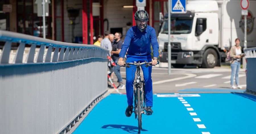 Oberbürgermeister Boris Palmer rollt über die erste beheizbare Radbrücke in Tübingen.