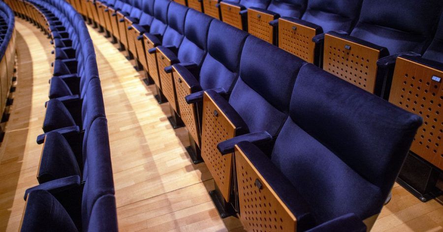 Leere Sitzreihen im Saal des Opernhauses des Theater Magdeburgs.