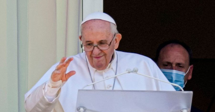 Papst Franziskus auf einem Balkon der Poliklinik.
