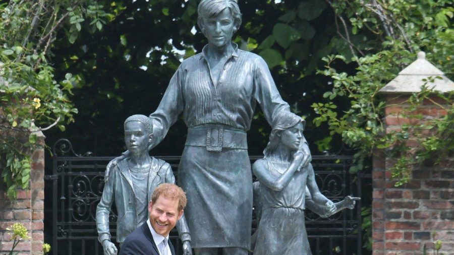 Prinz Harry am Donnerstag vor der neuen Statue, die seine verstorbene Mutter Diana zeigt. (hub/spot)