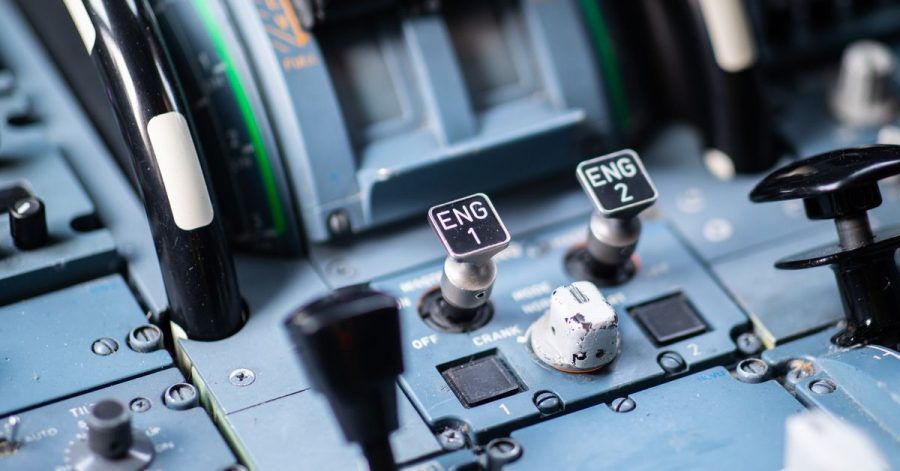 Das Cockpit eines Airbus A319 mit den beiden Knöpfen zum Anlassen der Triebwerke.