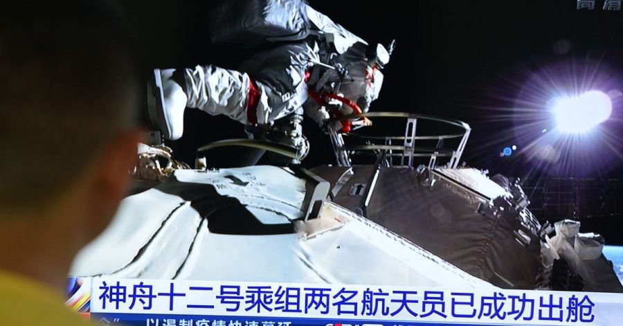 Fernsehbild der Live-Übertragung des Weltraumspziergangs der beiden chinesischen Astronauten.