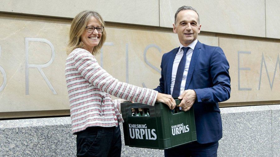 Die britische Botschafterin Jill Gallard nahm die flüssigen Wettschulden von Heiko Maas entgegen. (jom/spot)