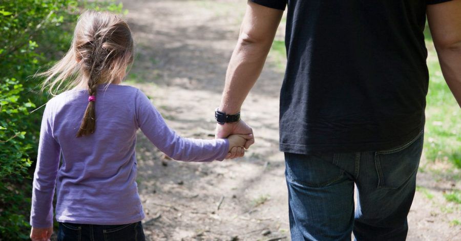 Gespräche, kleine gemeinsame Missionen und Sprachspiele zum Perspektivwechsel können helfen, Kindern Zukunftsängste zu nehmen.