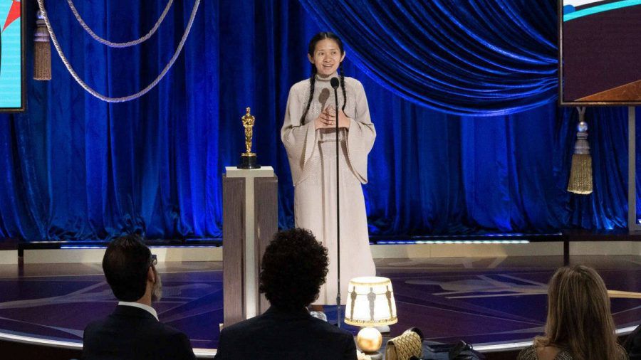 Chloé Zhao bei den Oscars 2021 während der Verleihung des Regiepreises. (wue/spot)